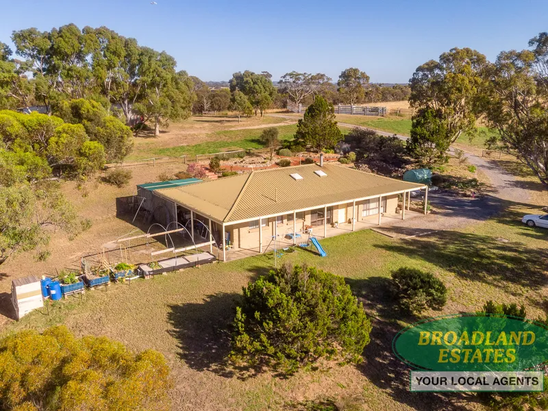 77 acres of stunning “big sky” views that will leave you breathless!