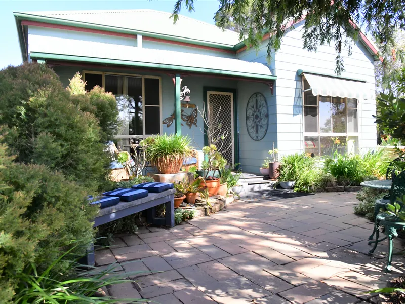 TRANQUIL OASIS - EXCEPTIONAL HOME SURE TO IMPRESS!
