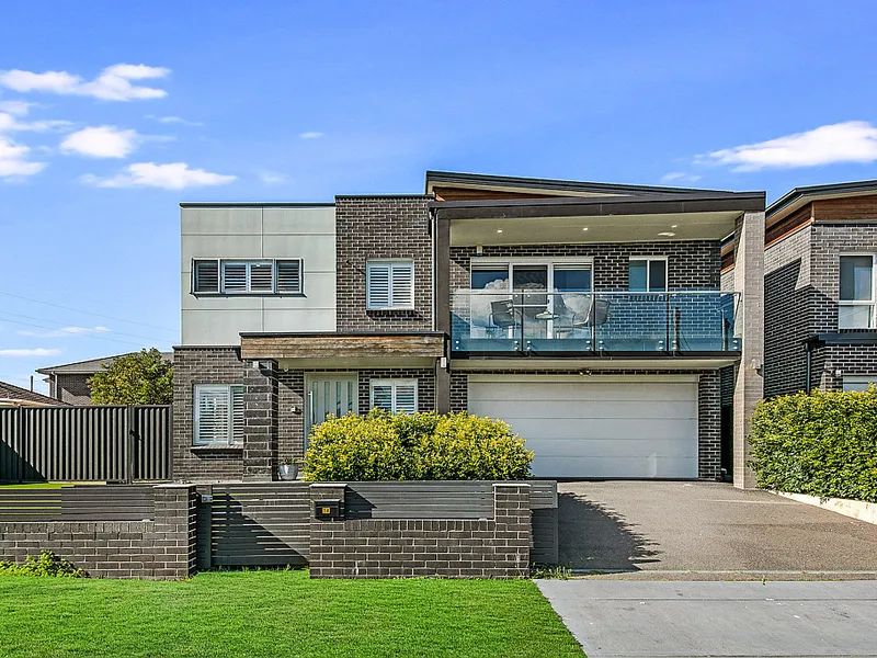 IMMACULATE FREE STANDING HOME IN A PRIME LOCATION