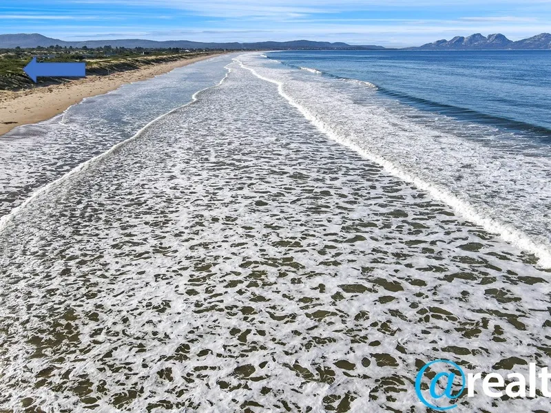 5 Acres, absolute waterfront with privacy and accomodation galore!