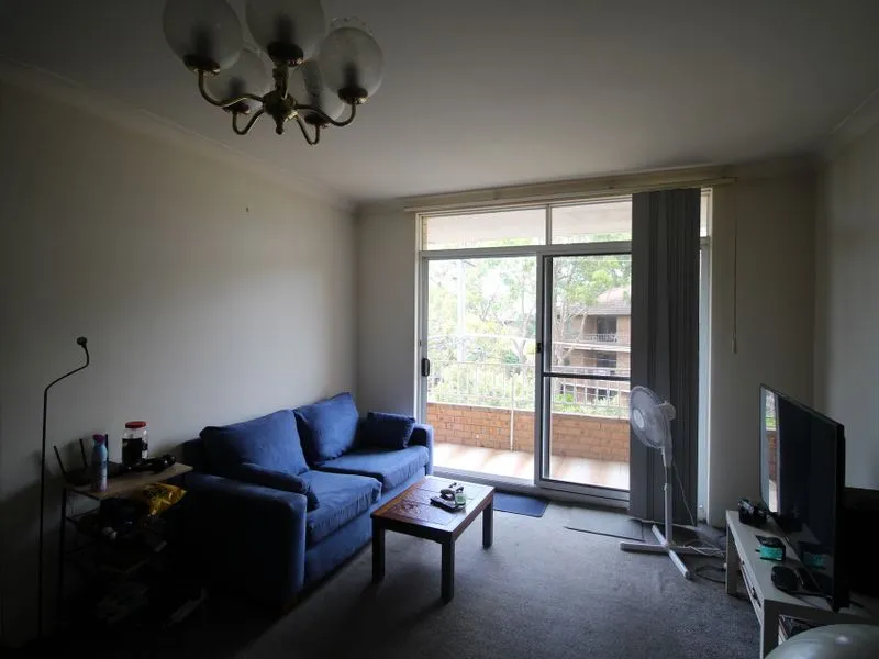 Spacious middle  floor 2 bedroom apartment moments to Rockdale train station