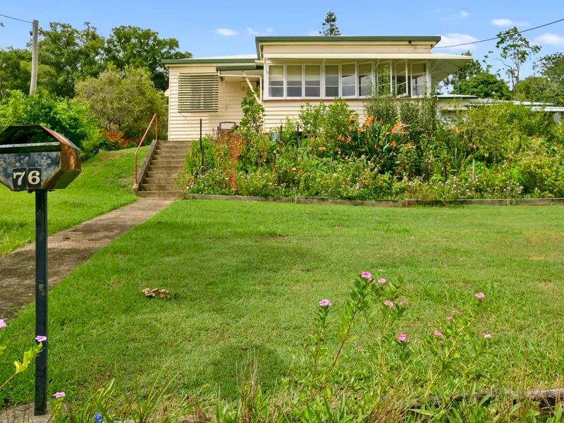 Character Queenslander on Large Block - Walk to Shops & School