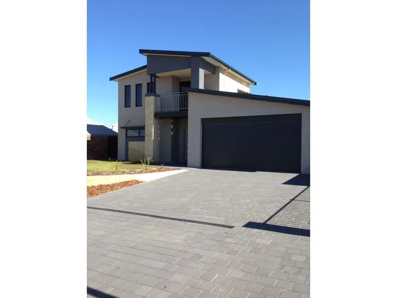ENJOY THE SEA BREEZE RELAXING ON THE BALCONY!