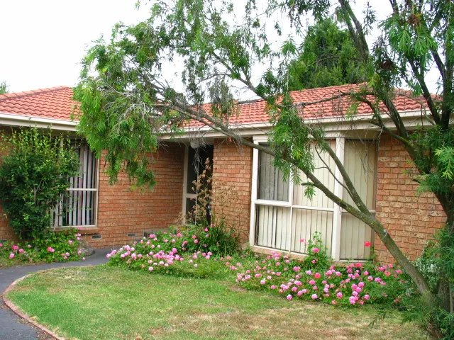 A COMFORTABLE 3BRM UNIT, WALKING DISTANCE TO TEMPLESTOWE VILLAGE SHOPS AND CAFES