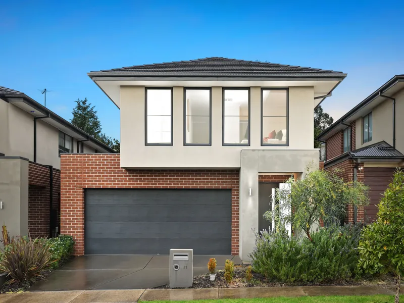 Luxury low maintenance living in Harcrest Estate