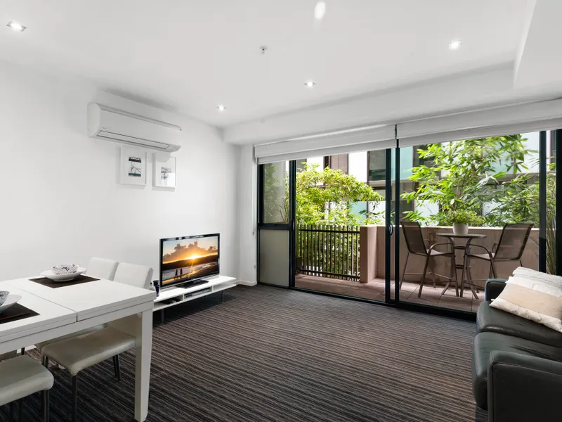 STYLISH FULLY FURNISHED ONE BEDROOM APARTMENT IN THE HEART OF ST KILDA