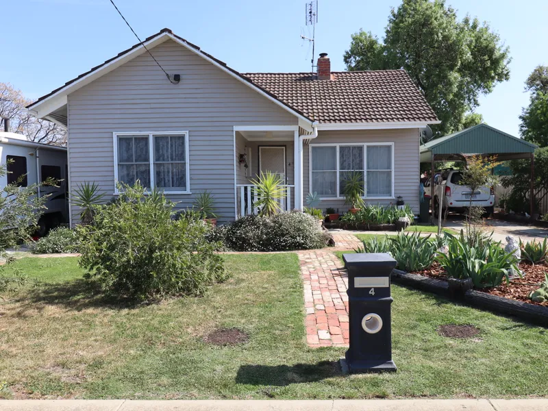 Charming 3-Bedroom Weatherboard Home with Country-Style Garden