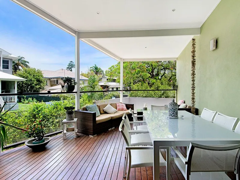 Modern And Stunning Four-Bedroom Home In A Quiet Avenue Of Hawthorne!