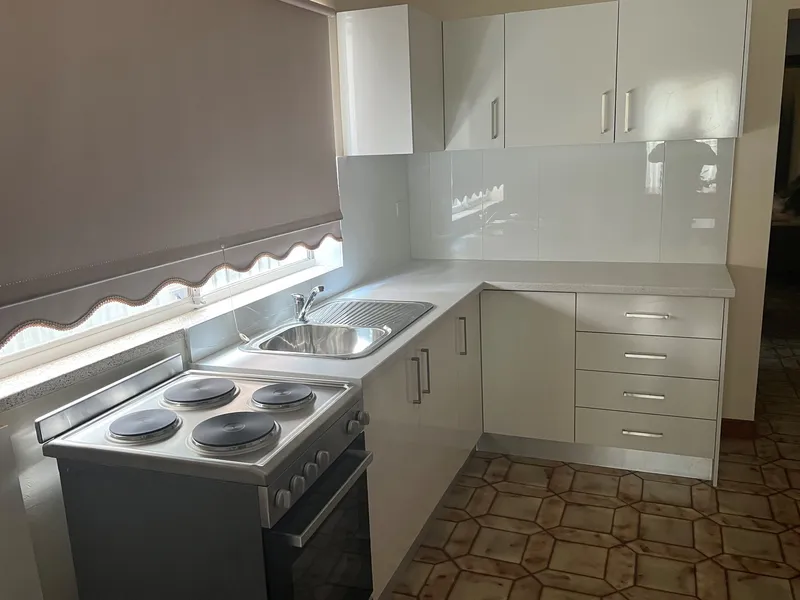 QUIET & SPACIOUS 2 BEDROOM APARTMENT