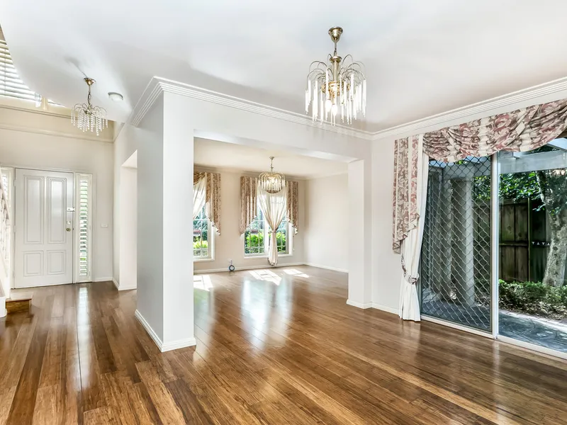 LIGHT FILLED & SPACIOUS FAMILY HOME