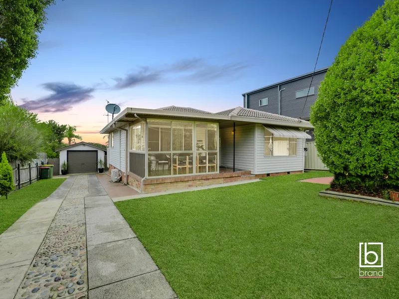 Lakeside Entertainer On Generous Block - Side Access