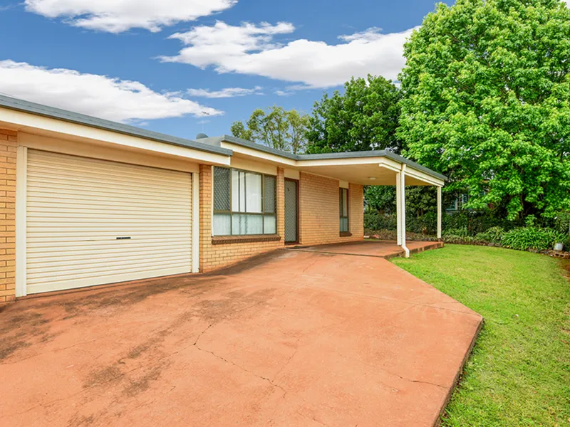 Freshly painted and floored unit in Centenary Heights