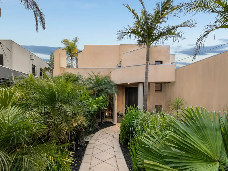 Resort-style Entertainer in an Exceptional Locale