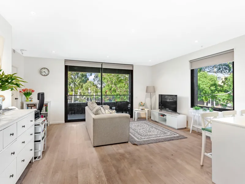 Family Sized Chic in Leafy Serenity