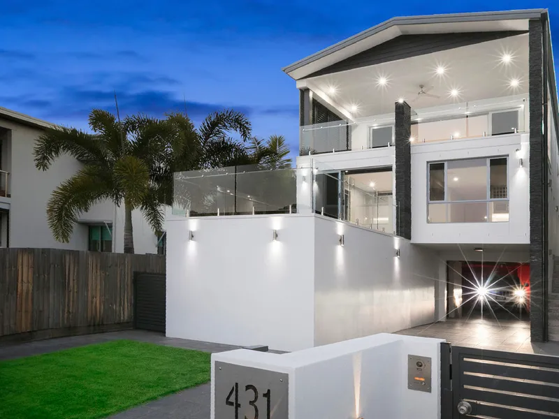 Manly Executive Living - Bay Views & Village Location - Amazing 6 Car Garage 