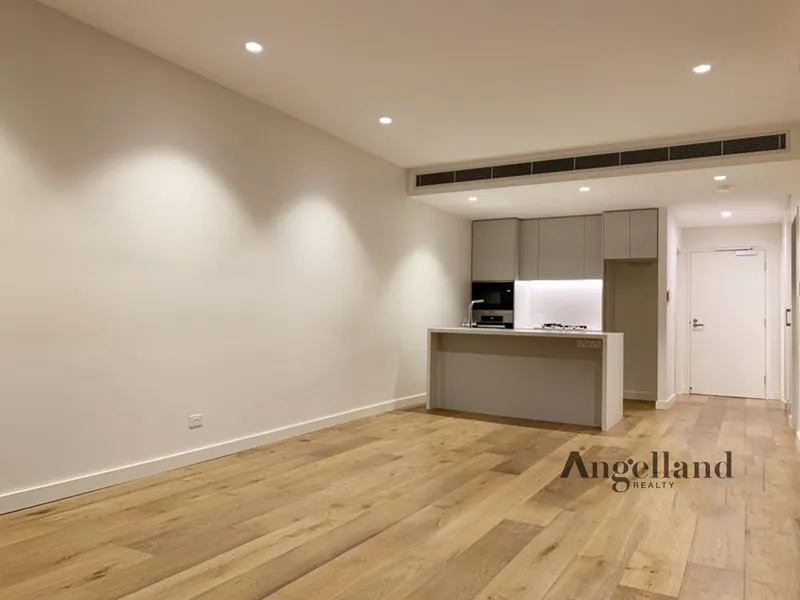 Near new, spacious apartment with study area