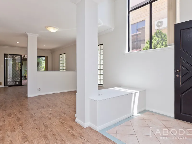 OPTIMAL LOCATION & FAMILY SIZED HOME!