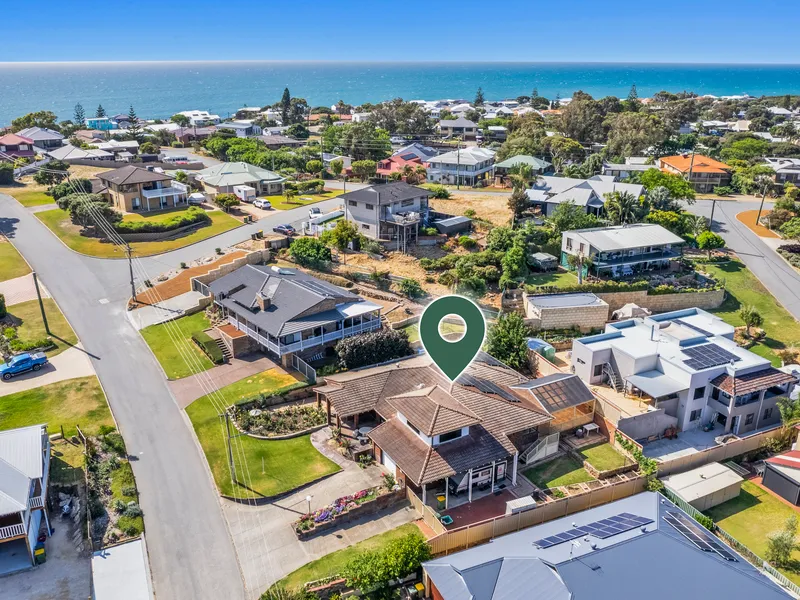 Coastal family haven with parking for the boat/caravan