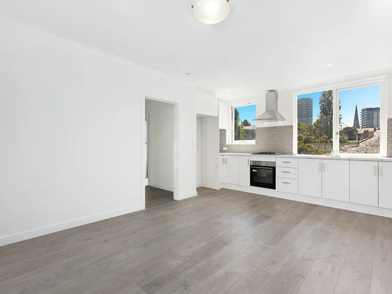 Freshly renovated 1 Bedroom Apartment in the Heart of St Kilda