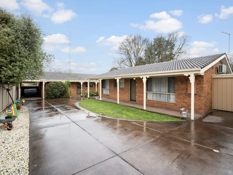 Comfortable 2 bedroom unit in quiet complex.