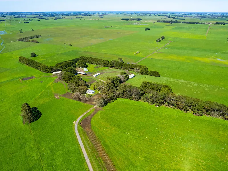 HIGH PERFORMANCE SMALL DAIRY FARM WITH EXCEPTIONAL INFRASTRUCTURE