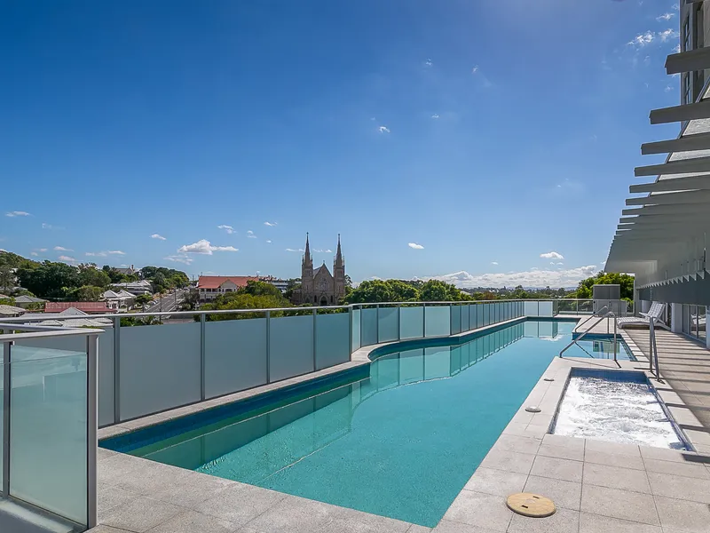 VACANT AND READY FOR A SMART BUYER!