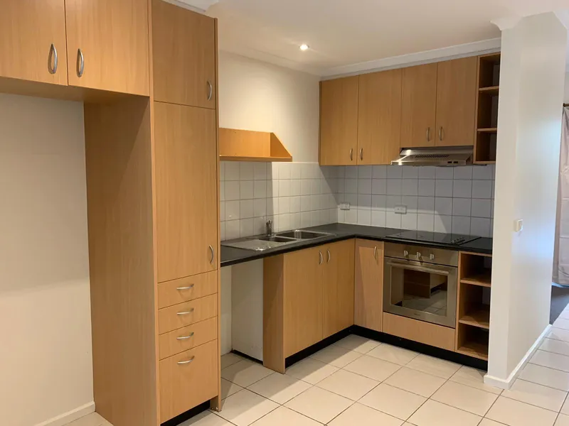 RECENTLY PAINTED AND GREAT LOCATION - CLOSE TO MONASH UNI!