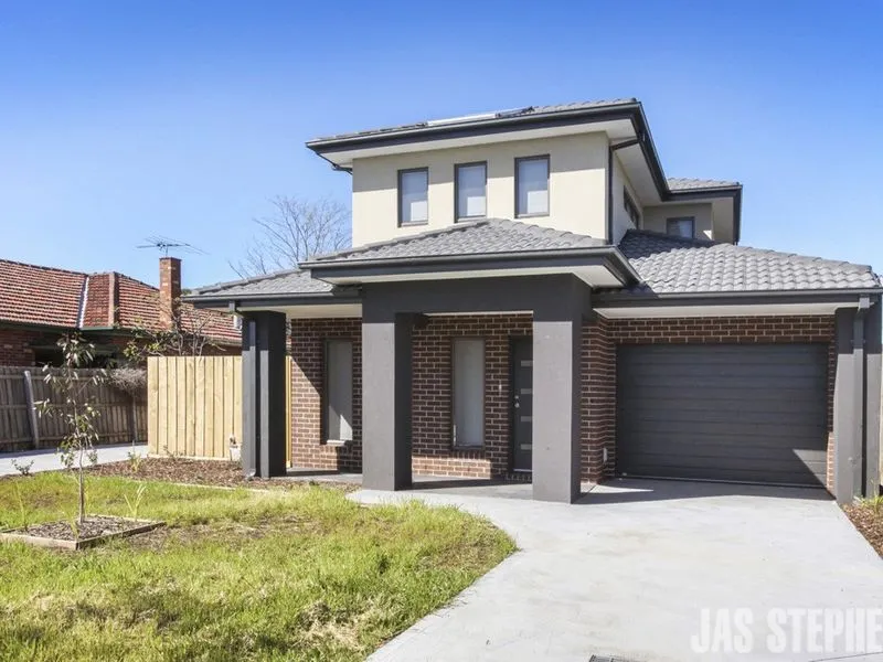 STYLISH TOWNHOUSE LIVING WITH STREET FRONTAGE!
