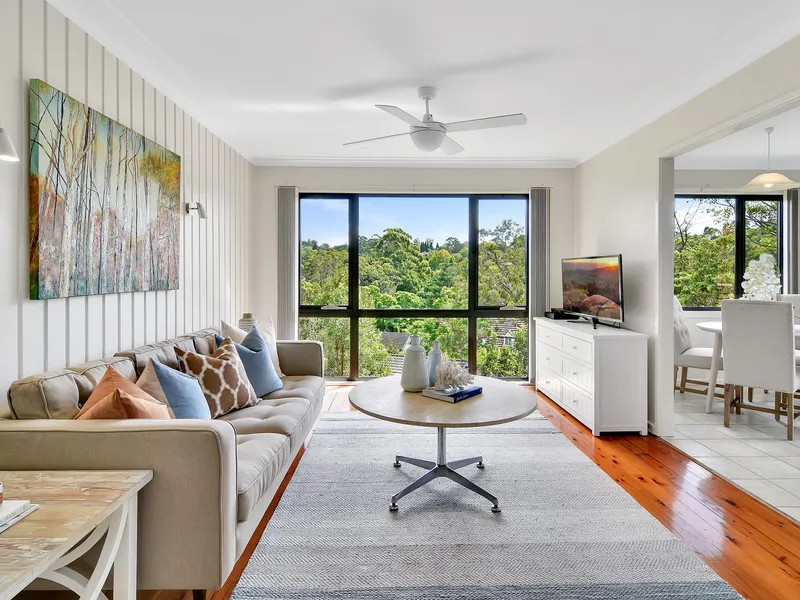 QUIET CUL-DE-SAC LOCATION WITH SWEEPING DISTRICT VIEWS