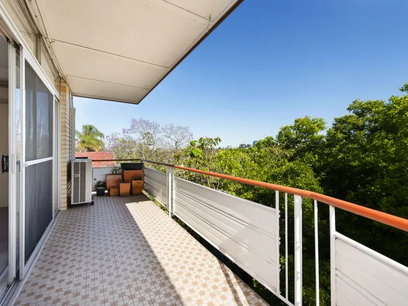 2 Bedroom Apartment in a Fantastic Toowong Location with City Views!!