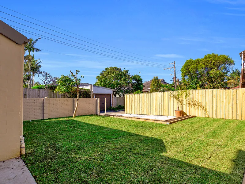 Newly refurbished 2 bedroom garden apartment + carspace