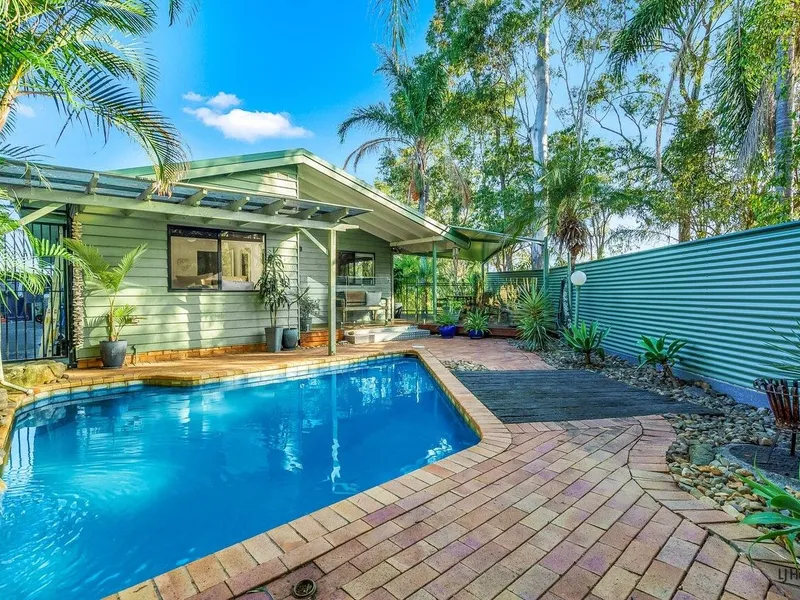 FOUR BEDROOM HOME IN QUIET STREET WITH POOL