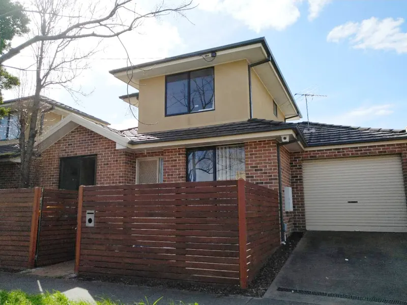 SEMI-FURNISHED THREE-BEDROOM TOWNHOUSE IN PREMIUM LOCATION – READY TO MOVE IN NOW!