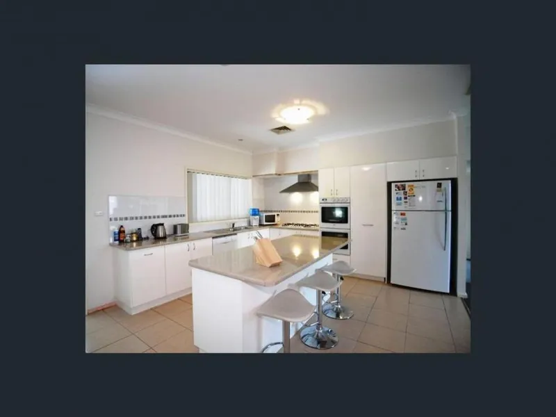 Huge 7 bedrooms 3 bathrooms house in Warabrook for Rent