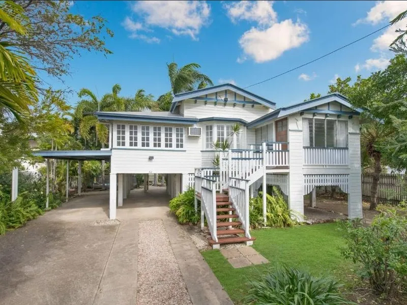 Classic 2-Bedroom Qlder Oasis near The Strand - Your Tropical Retreat Awaits!