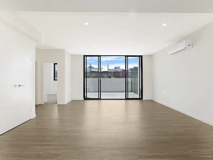 Luxurious Apartment with Large Courtyard!