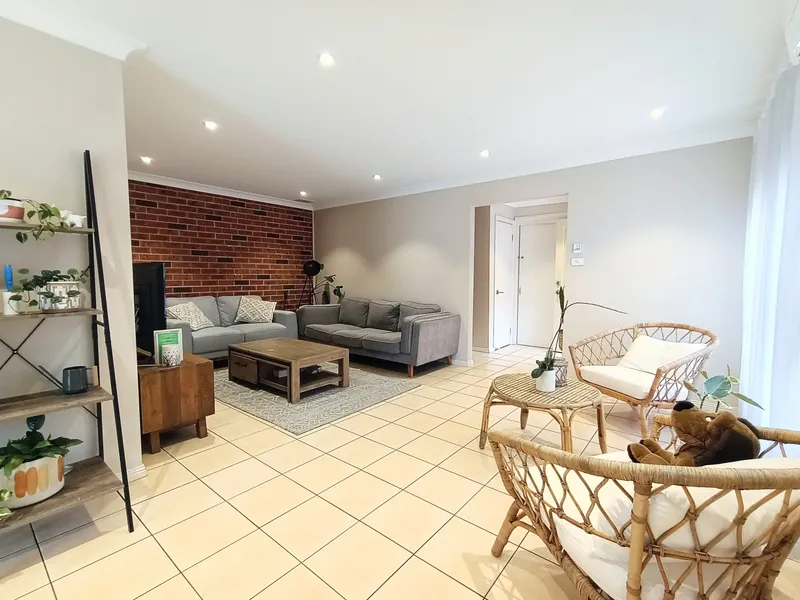 Spacious Townhouse with double lockup garage !!!