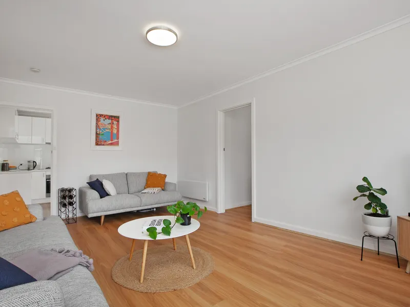Single-Level Living Perfection In The Heart Of Reservoir