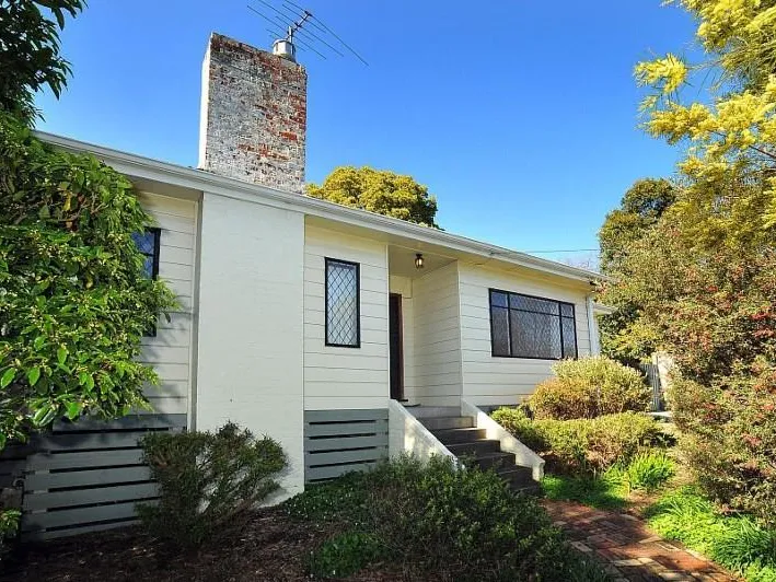 Quiet home in leafy street