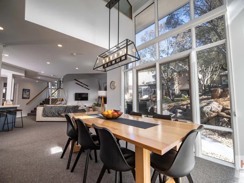 Spacious chalet perfectly positioned in the middle of Woodridge