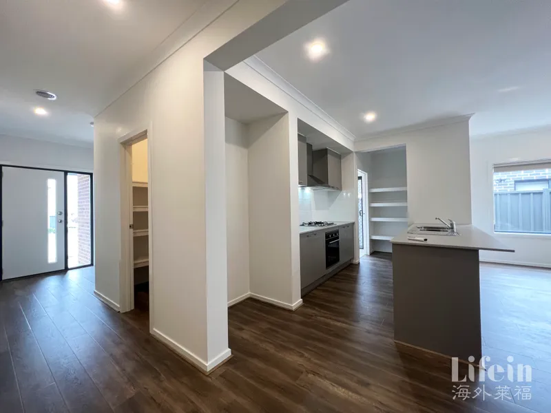 Brand New 4 Bedroom 2 Baths House in Craigieburn
