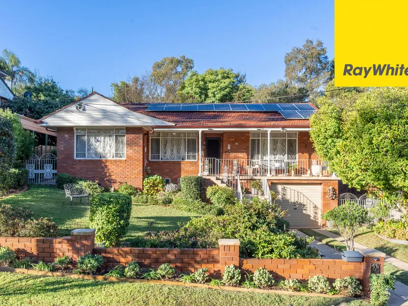 Ideal Family Home - GARDEN AND LAWN MAINTENANCE INCLUDED !!