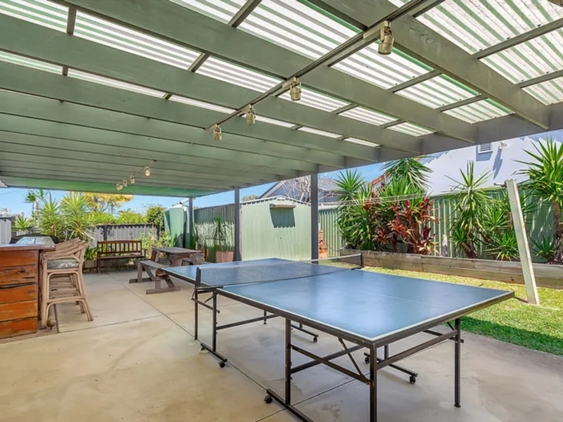 PERFECTLY LOCATED - SPACIOUS, IMMACULATE FAMILY HOME WITH POOL!