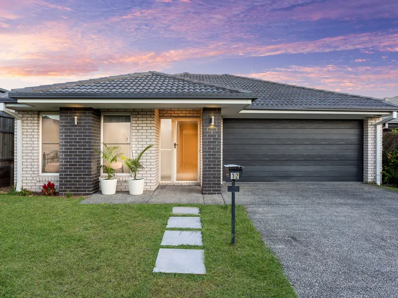 EXCEPTIONAL MODERN STYLISH FAMILY LIVING IN SPRINGFIELD LAKES!!!