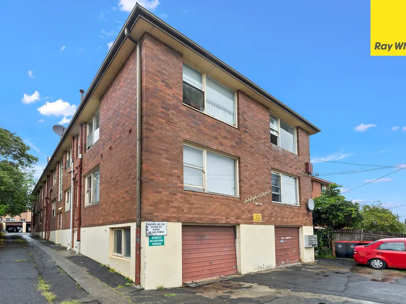 WELL PRICED 2 BEDROOM UNIT WITH LOCK-UP GARAGE - WALKING DISTANCE TO STATION, SHOPS & SCHOOLS!