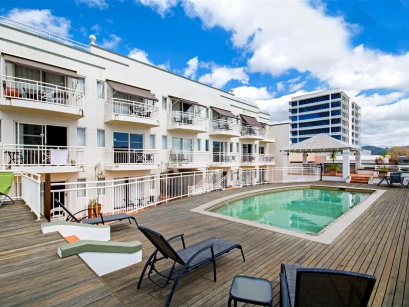 BREAK LEASE...INNERCITY LIVING..