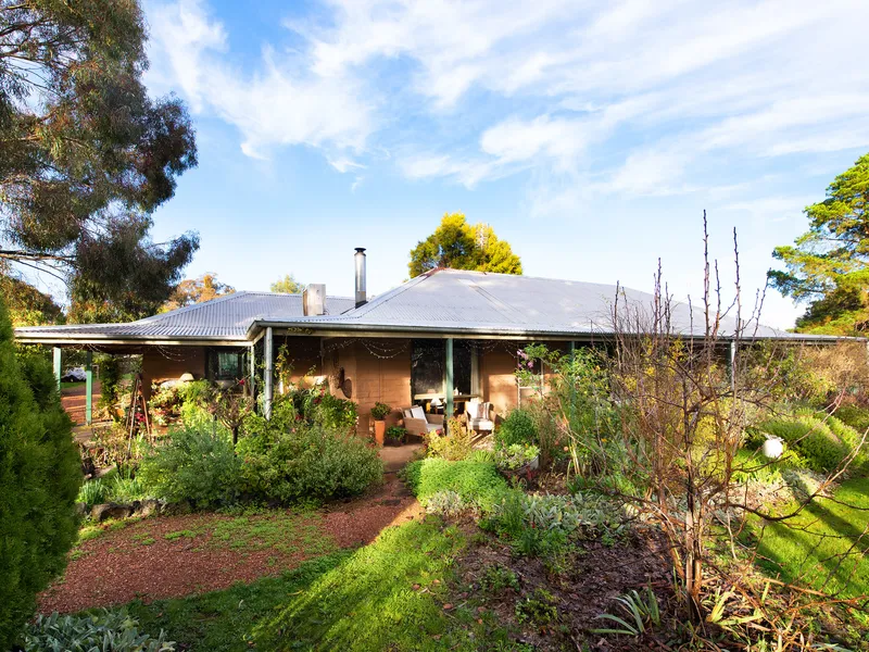 MARVELOUS MUDBRICK HOMESTEAD ON PICTURESQUE 1 ACRE GARDENS