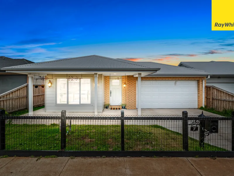 COTTAGE CHARM WITH MULTIPLE LIVING SPACES