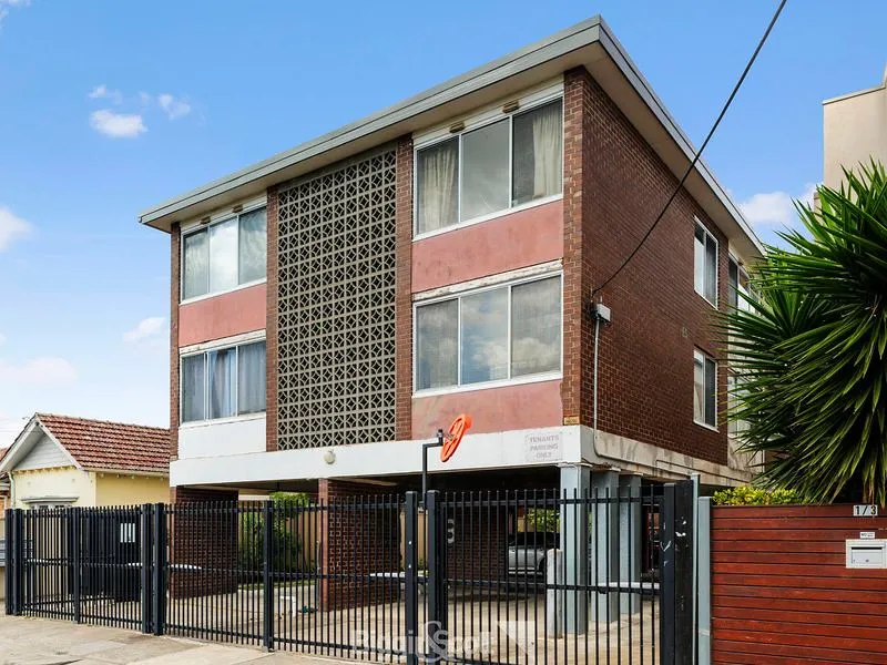 IMMACULATE, LIGHT FILLED, TOP FLOOR APARTMENT IN A SECURITY APARTMENT!