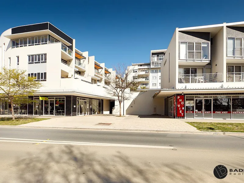 LAKESIDE APARTMENT LIVING!